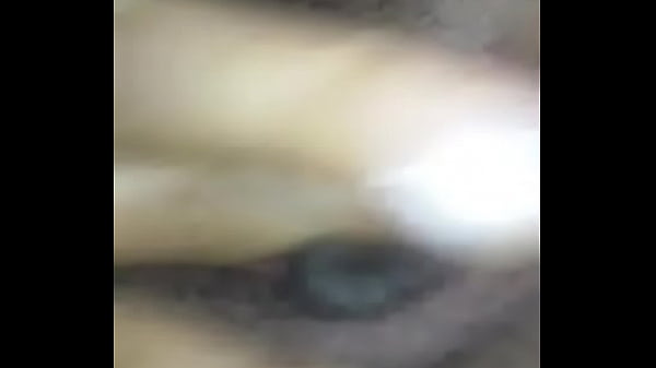 Linda chica masturbandosey asiendo squirt