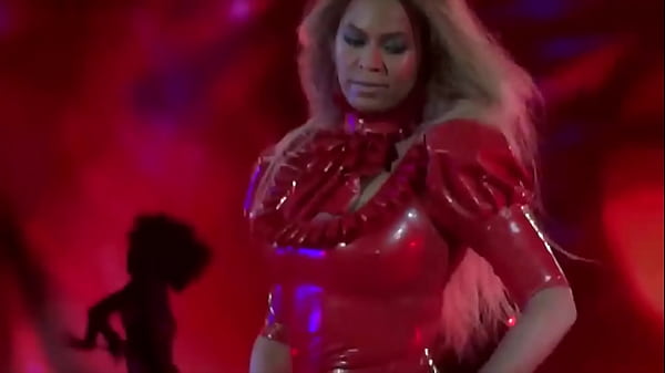 Beyoncé_Live In_Red 1