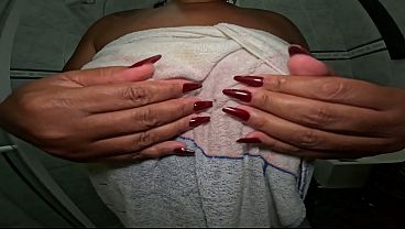 Pov p&oacute;s banho toalha ele apertou meus bicos naturais at&eacute; sair leitinho