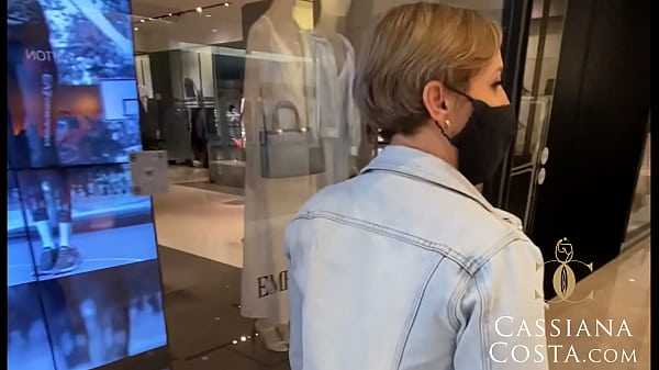 Passeando no shopping encontrei_um amigo_e adivinhem Sentei no pau duro_dele até ele me_virar e_foder meu cu