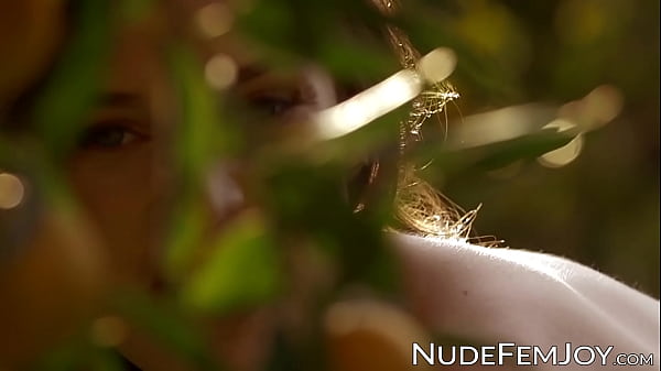 All natural babe Serena J teases with_her perfect naked body