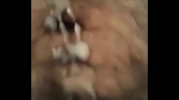 Portugu&ecirc_s batendo punheta e gozando