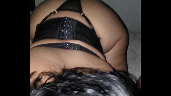 Play MP4 - Hermosa morena culona en tanga viene a mi cama y saca cada gota de leche