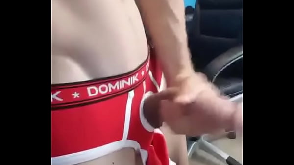 Macho de sunga vermelha socando uma punheta