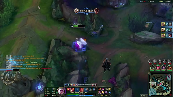 Loira no beco contra duas mulheres e um cara barbudo 