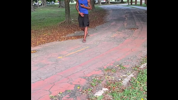 novinho sedento por pika vai no mato pra goza acha um negao dotado 