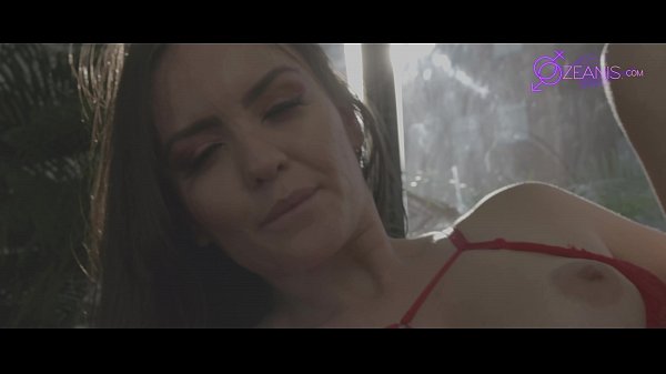 Chica de rojo (Kourney Love) webcamer cumple la fantasia con un_usuario fan de_colombia