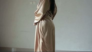 Cewek Tobrut Indo Pakai Jubah Satin Sexy Sambil Colmek thumbnail