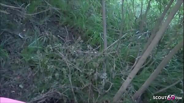 Zwei freunde ficken teen im busch am fkk strand und fremde guckt zu und onaniert