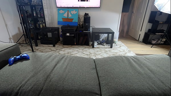 Gamer nerd get head from tattooed slut