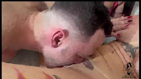 Putaria depois da reuni&atilde;o escolar. Professorinha, casada e safada, convence a gostosa Elisa Sanches a fuder com aluno pirocudo. 