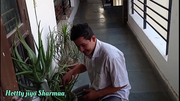 Play MP4 - Nokar Ne Apne Hi Malik Ke Ghar Mein Bartan Bechne Vali Ko Taang Utha Kr Choda