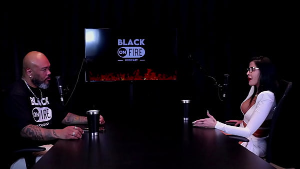 Apresentou um cliente a amiga, leva a s&eacute;rio o que faz, fez fotos s&oacute; de calcinha, e as censuras nas redes sociais... - Leticia Braga (WATCH ON: SHEER/RED) 