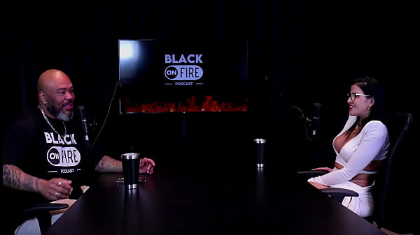 Apresentou um cliente a amiga leva a s&eacute;rio o que faz fez fotos s&oacute; de calcinha e as censuras nas redes sociais leticia braga watch sheer red 