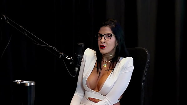 Apresentou um cliente a amiga leva a s&eacute;rio o que faz fez fotos s&oacute; de calcinha e as censuras nas redes sociais leticia braga watch sheer red