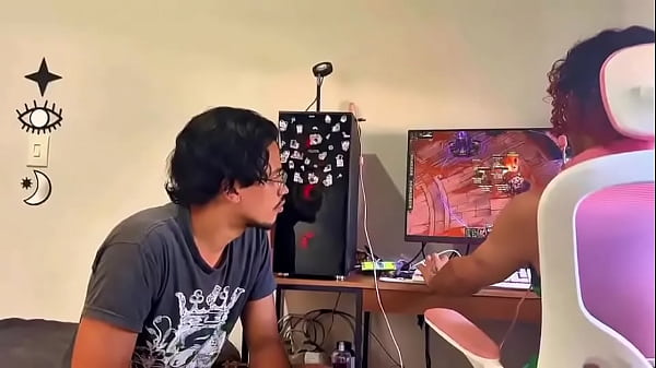 Quando o cara &eacute; main yasuo super focado no league of legends mas deixa a namorada sedenta por pica com o amigo 