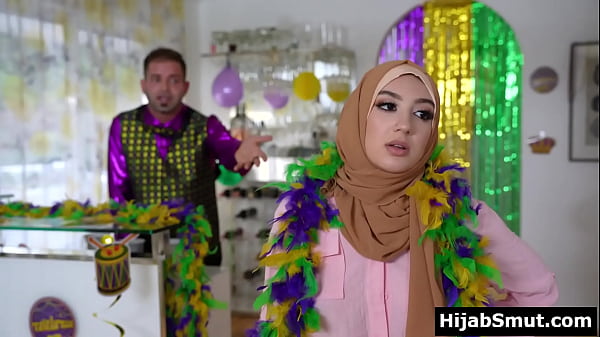 Modest muslim girl sucks her_boyfriend for first time