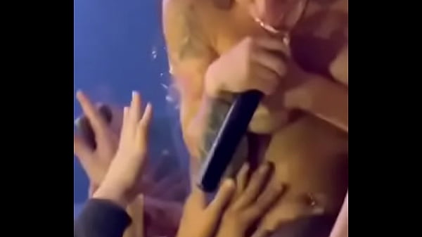 Mc gostosa pelada no show