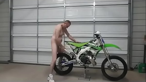 Play MP4 - Kevin Yardley fucks his third motorcycle