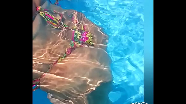 Ass pool bikine sexy milf Rabuda rabo safada bunda piscina fio dental 