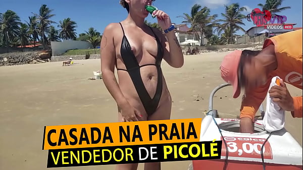Casada Safada De Mai&ocirc; Cavado Se Exibindo Ao Lado Do Maridinho "corninho Manso", Na Praia Do Nordeste thumbnail