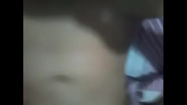 Jovencita toc&aacute;ndose en la cama