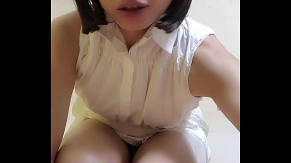 白色洋装搭配黑色高跟鞋的肛交 thumbnail