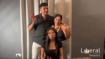 Nonton Chica Delgada Experimentando Su Primer Trio, Termina En Intercambio Con Chico De Pene Enorme thumbnail