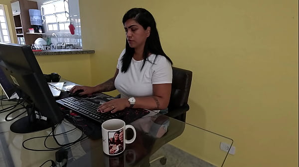 Play MP4 - Nicoly Mattos n&atilde;o resistiu e deu o cuzinho no sof&aacute; da recep&ccedil;&atilde;o depois de mamar o pau do chefe no escrit&oacute;rio