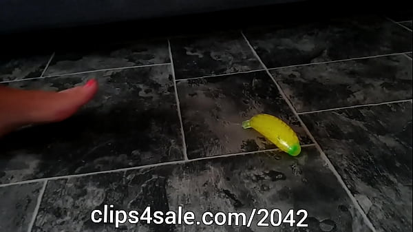 Barefoot banana toy_trample
