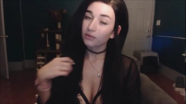 Nonton Busty Brunette Oils Herself Up thumbnail