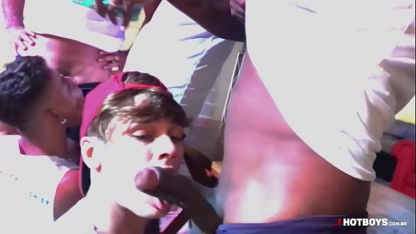 Play MP4 - Novinhos dando pros gostosos maduros na orgia