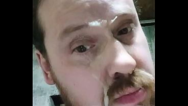 Гей умылся свежей спермой! 
