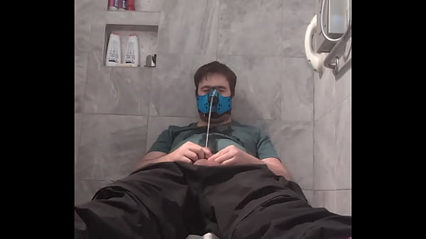 Je me pisse dessus comme un chien idiot et je me masturbe