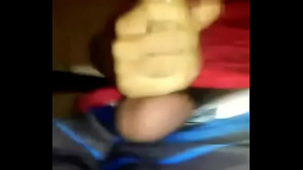 novinho gozando de bermuda azul 