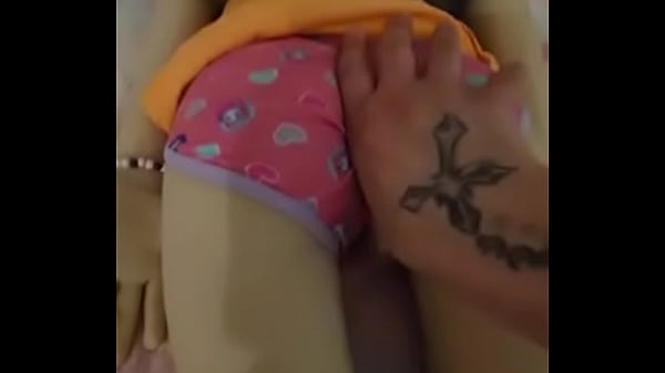 Play MP4 - Emy Angel et sa doll