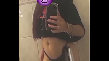 Novinha fazendo video para o capcut