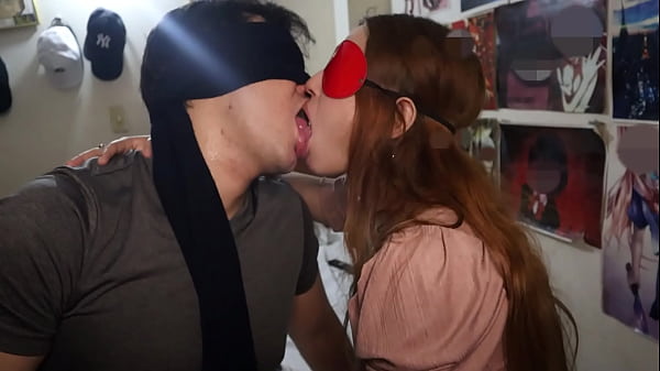 Sus besos con lengua son mojados y profundos a ella le encanta la saliva ajena 