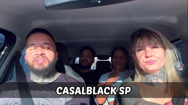Casal de passageiros pega Uber e descobre que somos atores porno ! E falam que querem virar tbm e come&ccedil;am a maior putaria dentro do carro e chupando muito ! 