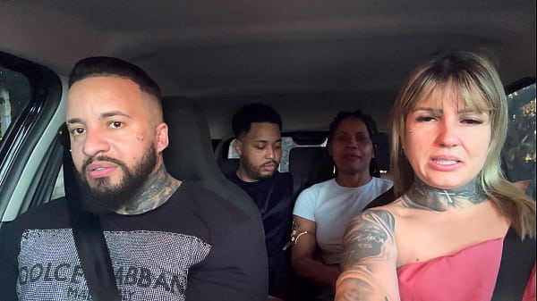 Nonton Casal De Passageiros Pega Uber E Descobre Que Somos Atores Porno ! E Falam Que Querem Virar Tbm E Come&ccedil;am A Maior Putaria Dentro Do Carro E Chupando Muito ! thumbnail