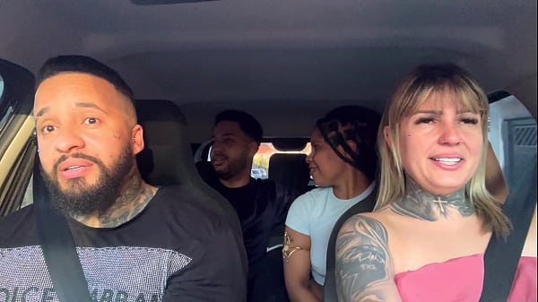 Casal de passageiros pega uber e descobre que somos atores porno e falam que querem virar tbm e come&ccedil;am a maior putaria dentro do carro e chupando muito 