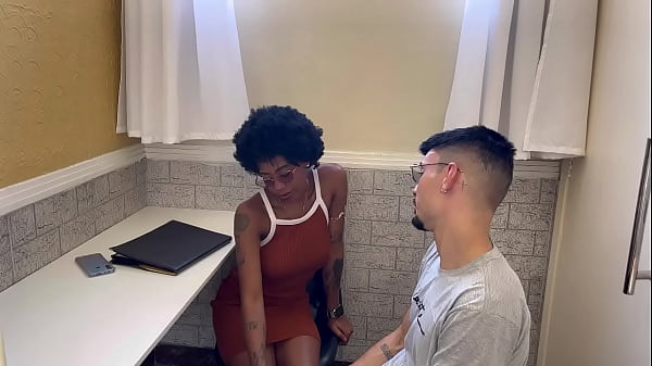 Play MP4 - Secretaria negra aceitou pirocada de branco roludo como forma de pagamento
