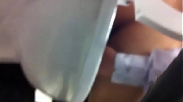 Espiando a modelo en el ba&ntilde_o