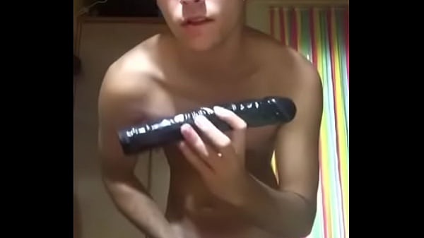 Play MP4 - Garoto brincando com consolo