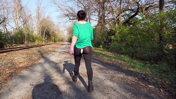 Play MP4 - "Staged leggings rip" - public flashing prank