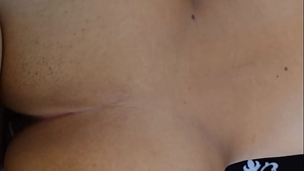 COGIENDO A MAM&Aacute; SOLTERA MIENTRAS SUS HIJOS JUEGAN EN EL PATIO!!! CULONA LATINA EN CUATRO! PUTA MOROCHA!! 