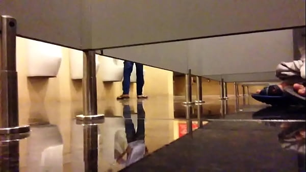 Suc cu trong toilet vincom.MOV 