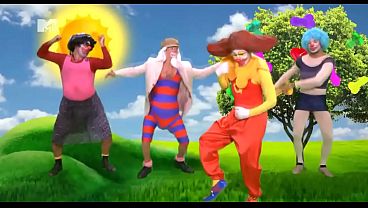 Palha&ccedil;o gozando na boquinha da putinha 