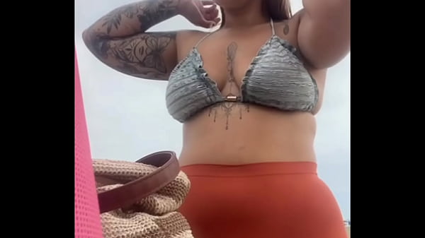 Nonton T&ocirc; Na Praia E J&aacute; Estou Inchada E Molhadinha Pronta Pra Leva Rola thumbnail