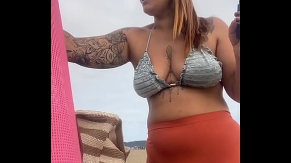 T&ocirc; na praia e j&aacute; estou inchada e molhadinha pronta pra leva rola 